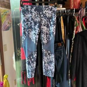 Under armour size medium workout leggings